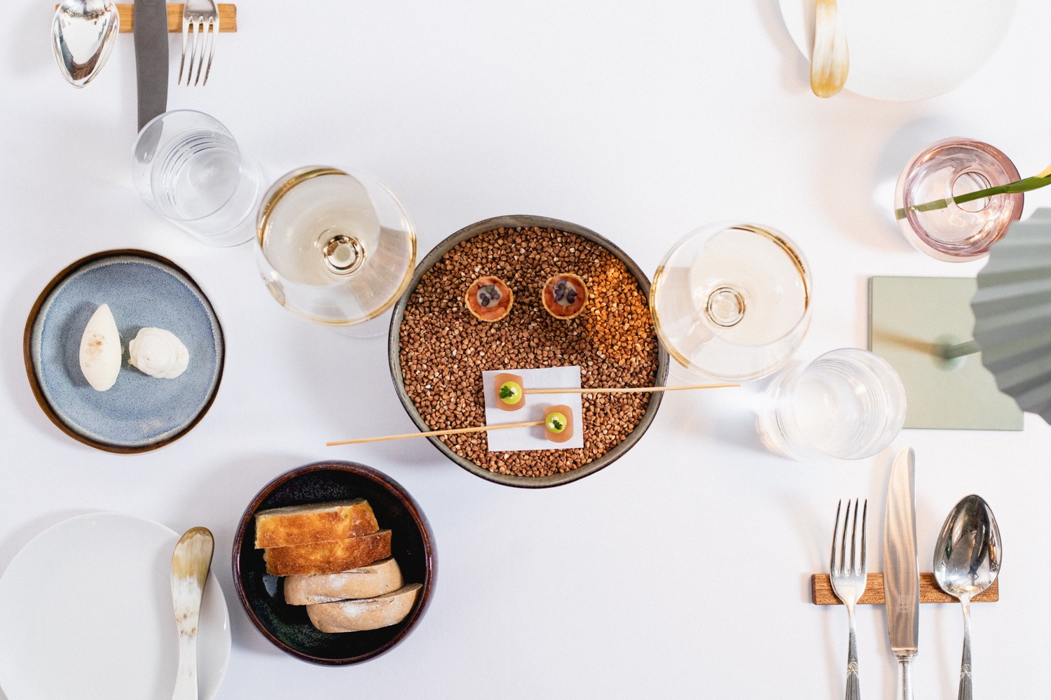 Serviertes Gericht mit Brot und Wein