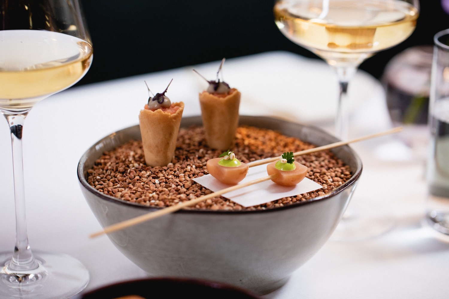 Serviertes Gericht mit Stäbchen