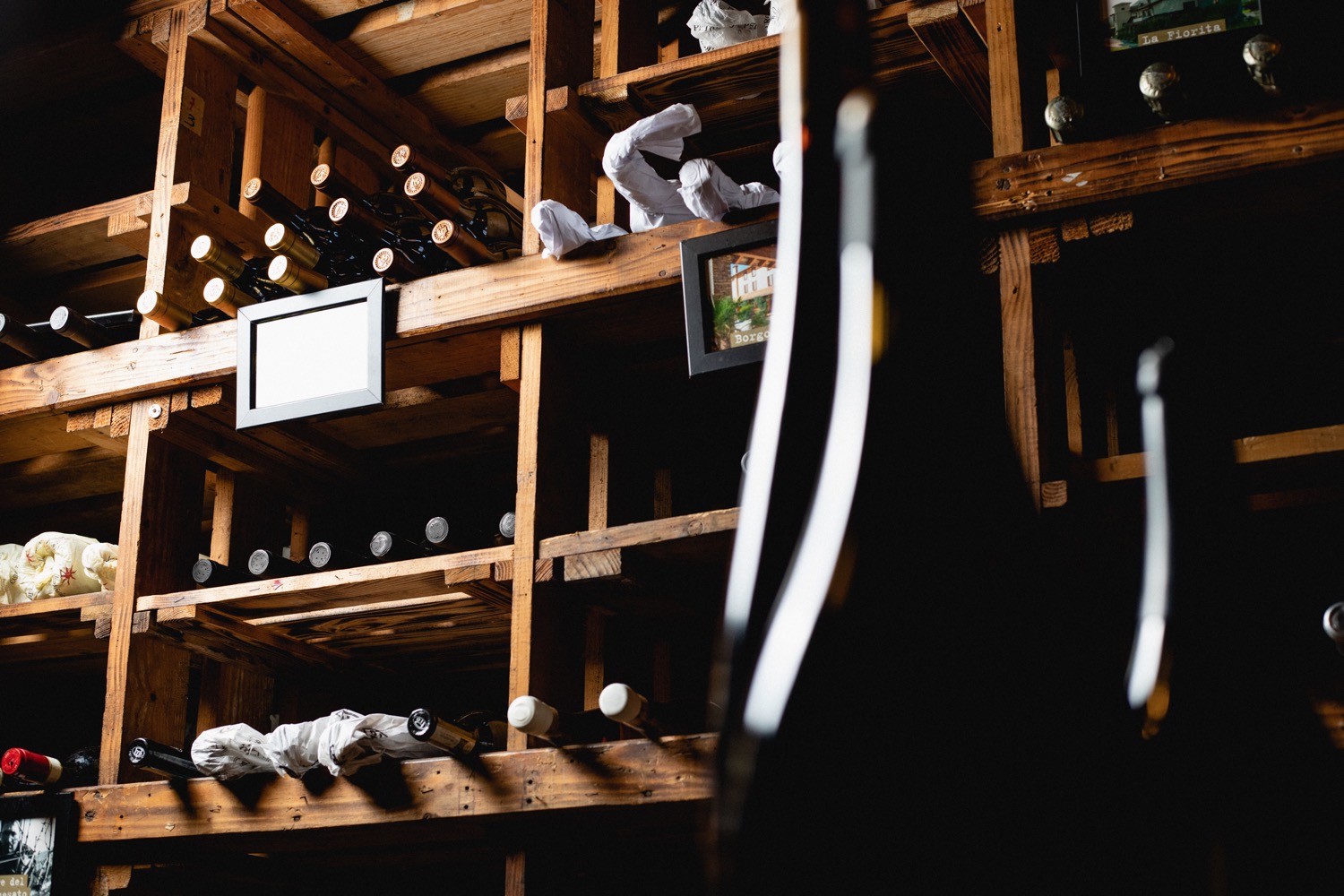 Weinkeller mit unterschiedlichen Weinflaschen im Regal